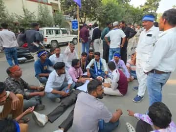 साइंस कॉलेज में मारपीट, एफआईआर न होने से नाराज कार्यकर्ताओं ने एसपी दफ्तर के बाहर किया चक्काजाम