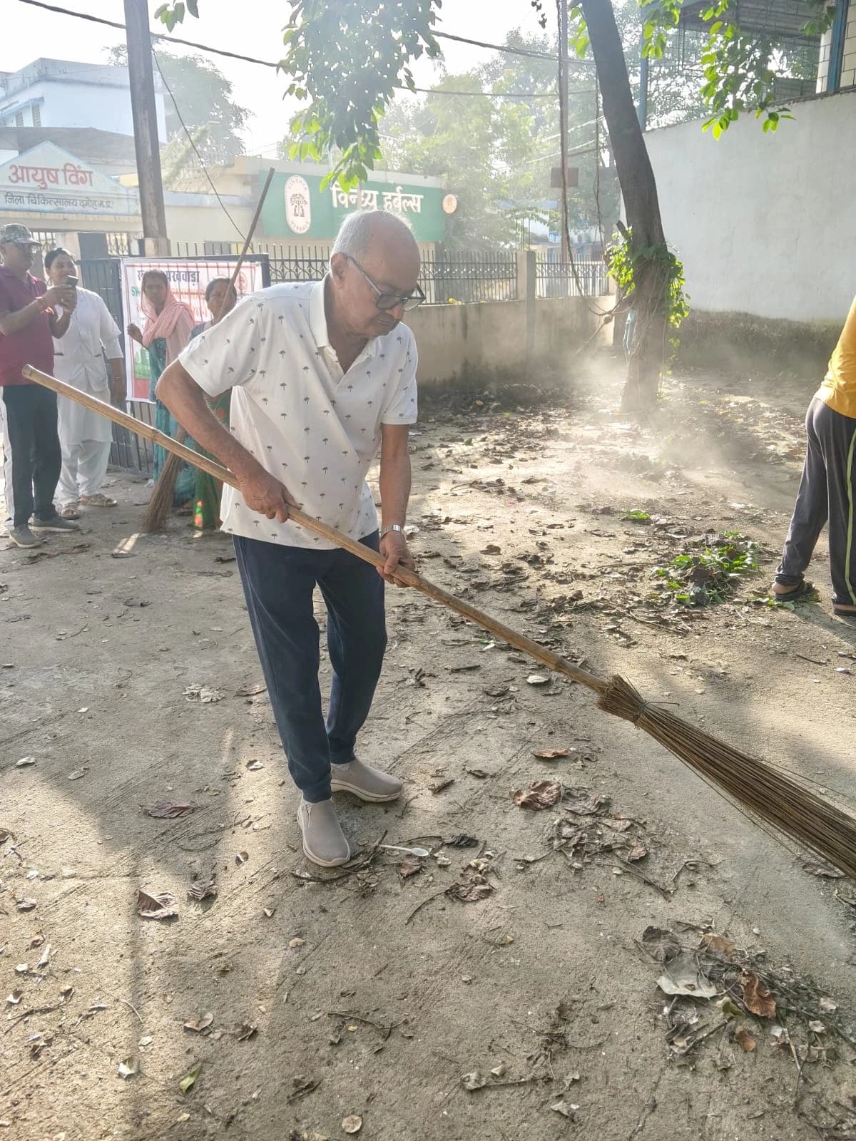 विधायकों ने किया अस्पतालों में श्रमदान, स्वच्छता अभियान चला