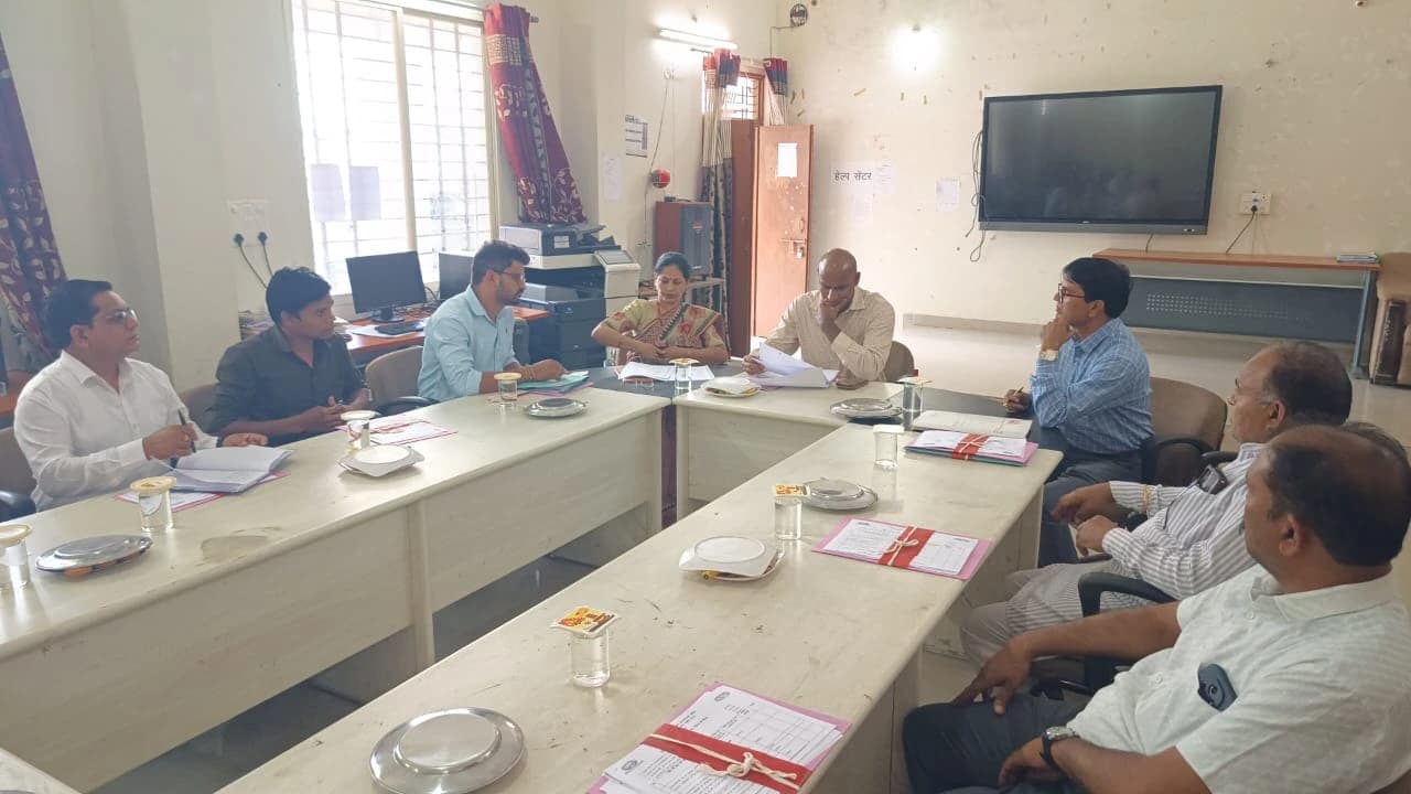 कलेक्टर बालागुरू ने महाविद्यालय की समितियों की बैठक ली