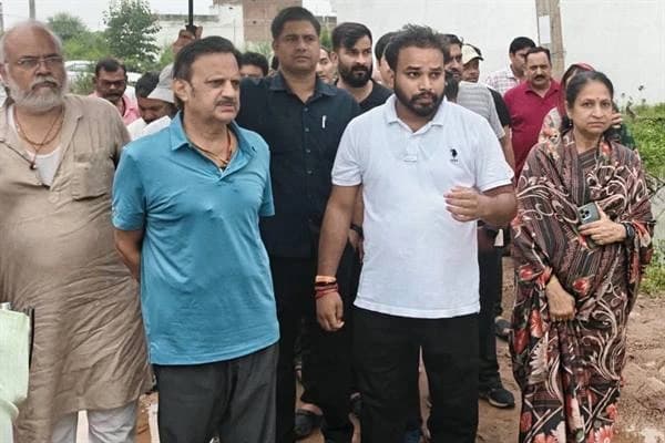उप मुख्यमंत्री ने जलभराव में किया मदद