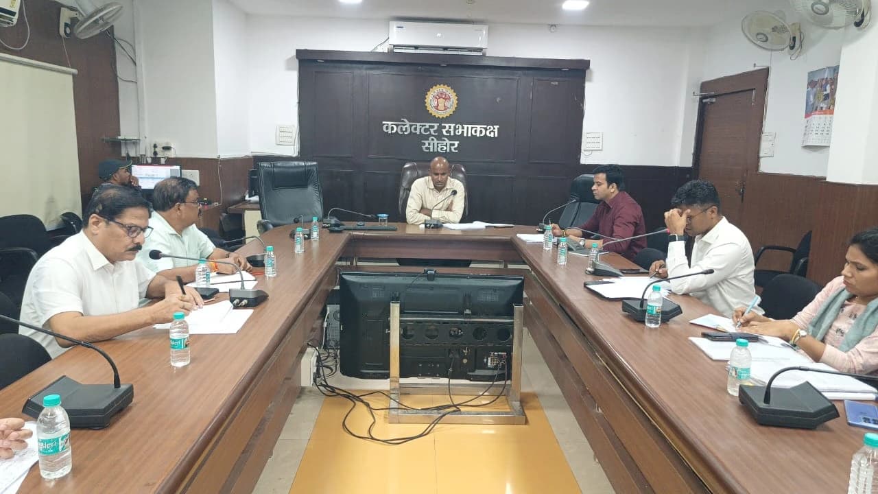 जिलाधिकारी ने निर्माण कार्यों की गुणवत्ता पर दिया जोर