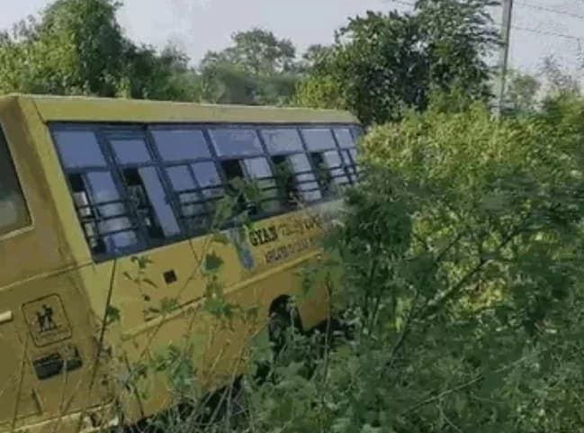 सीहोर: बच्चों से भरी स्कूल बस गड्ढे में उतरी, एक बच्ची को मामूली चोट