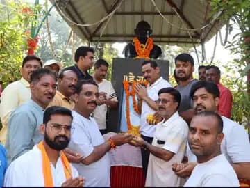 गांधी जयंती पर सीहोर में जनप्रतिनिधियों ने लगाई झाड़ू
