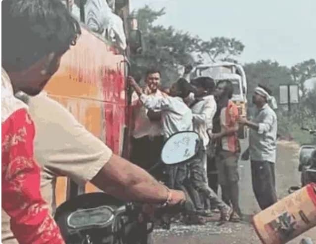 हरदा से भोपाल जा रही बस पर 20-25 लोगों ने किया हमला