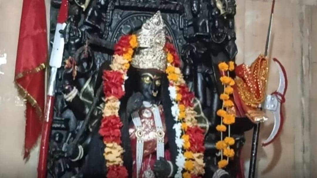 मां बिरासनी के दरबार में भक्तों ने अर्पित की राखी और मांगा सुख-समृद्धि