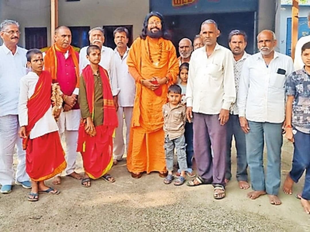 श्रद्धालुओं ने महाराज का भव्य स्वागत किया
