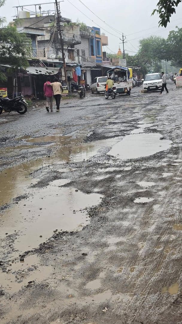 सीहोर-श्यामपुर मार्ग पर गड्ढों की समस्या से क्षेत्र की आबादी परेशान