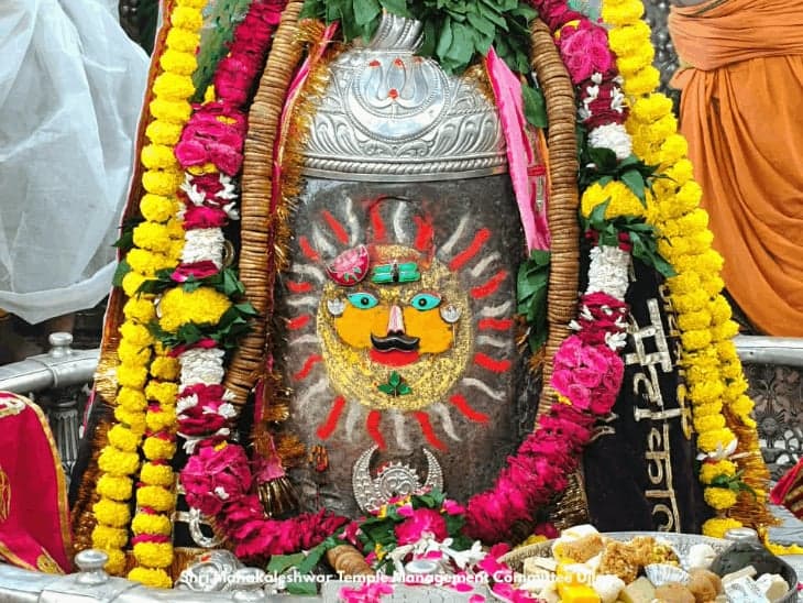 बाबा महाकाल का अनूठा श्रृंगार: भस्म आरती के बाद रजत मुकुट और फूलों से सजे बाबा, भक्तों में उत्साह