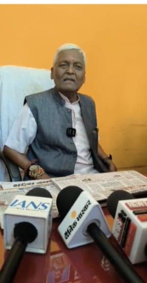 विधायक शाक्य ने दिग्विजय सिंह पर साधा निशाना, कहा- प्रसाद का अपमान क्यों?