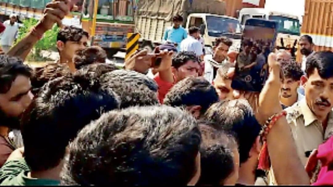 परिवहन आरक्षक की अवैध वसूली का आरोप, चक्काजाम के बाद निलंबित
