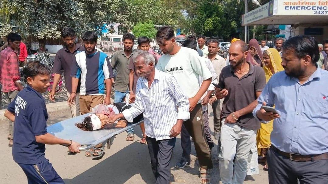 जिले में सड़क हादसा: बच्चों से भरी स्कूल गाड़ी पलटी, कई घायल