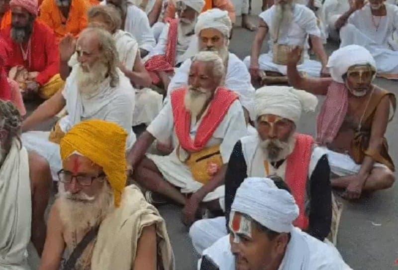 कम्प्यूटर बाबा का धरना खत्म, दिग्विजय सिंह की यात्रा पर हेलीकॉप्टर से होगी पुष्प वर्षा