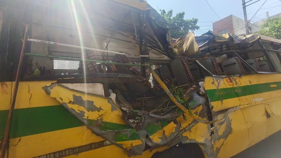 भोपाल में आरजीपीवी की बस दुर्घटनाग्रस्त, 15 विद्यार्थी और कर्मचारी घायल, गंभीर घायलों का इलाज जारी
