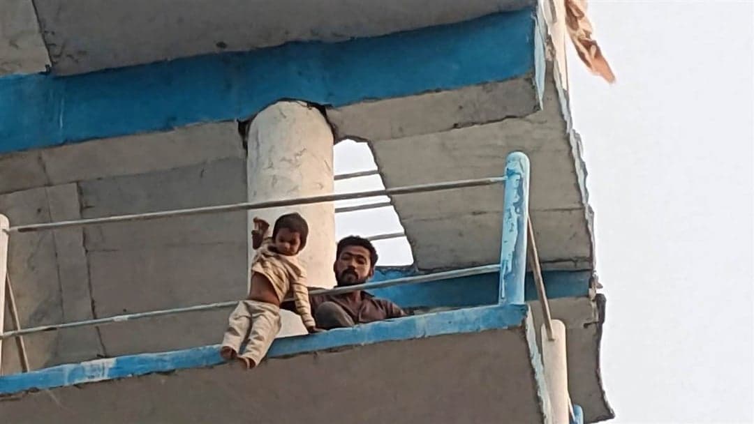 कोलारस में पुलिस के खिलाफ युवक का प्रदर्शन, दूधमुंहे बच्चे को पानी की टंकी से फेंकने की धमकी दी