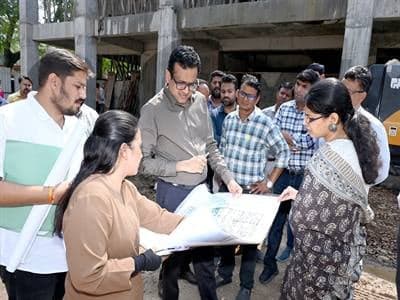 सिविल अस्पताल रतलाम के निर्माण में तेजी, कलेक्टर ने जताई नाराजगी