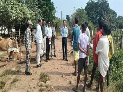 कलेक्टर ने नक्सली गांवों का किया निरीक्षण