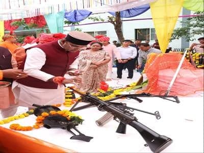 विजयादशमी पर भोपाल पुलिस लाइन में मंत्री विश्वास सारंग ने किया शस्त्र-पूजन