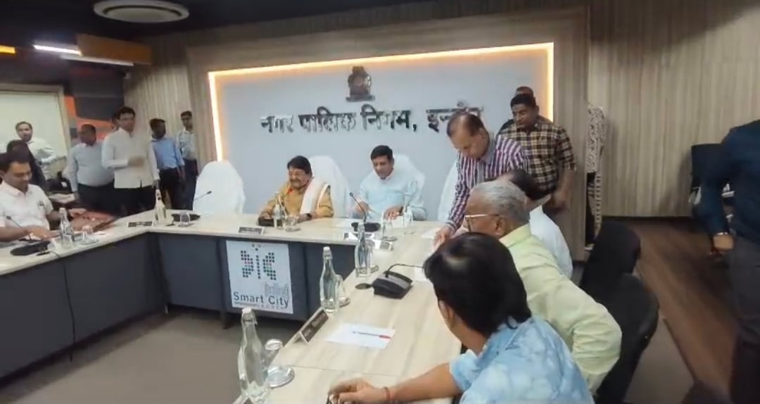 इंदौर में संभावित जलसंकट को लेकर मंत्री विजयवर्गीय ने की अधिकारियों संग बैठक, मांगी मदद