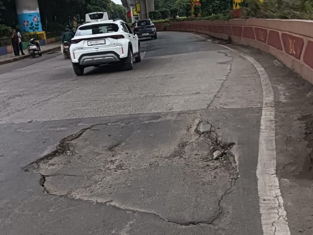 बापट चौराहे पर फिर से सड़क धंसी