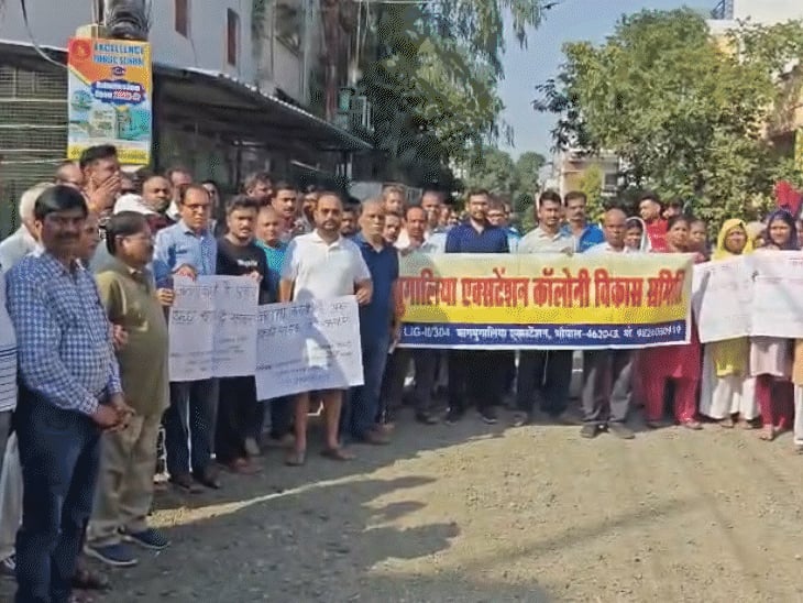 बाग मुगालिया में सड़क निर्माण पर बवाल: कहीं सीमेंटेड, कहीं डामर से गरीबों में रोष