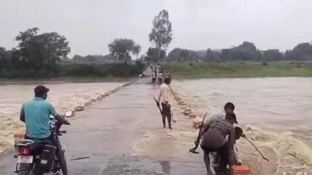 जैतपुर में तेज बारिश से बाढ़ की स्थिति