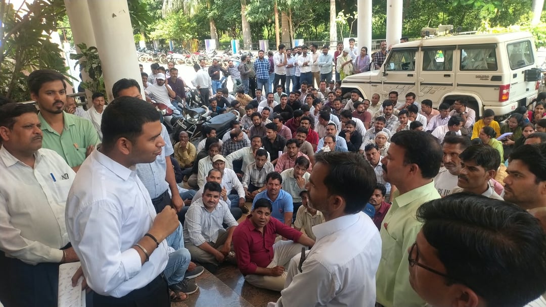 पटवारियों पर कार्रवाई से भड़का संघ, कलेक्ट्रेट पर धरना शुरू