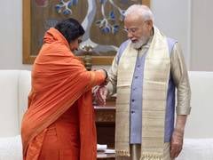 साध्वी ने पीएम मोदी को बांधा रक्षासूत्र