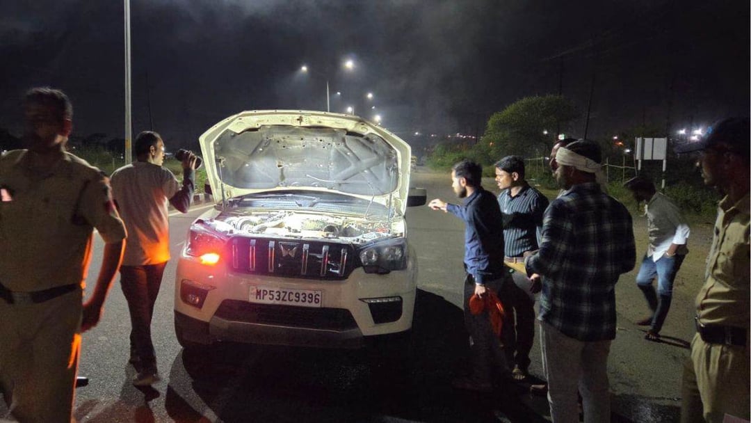 देवास: नाकाबंदी पर चलती स्कॉर्पियो में लगी आग, पुलिस की तत्परता से टला हादसा