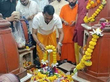 कैबिनेट मंत्री तुलसी सिलावट ने दतिया के मां पीतांबरा पीठ में वनखंडेश्वर महादेव का जलाभिषेक किया