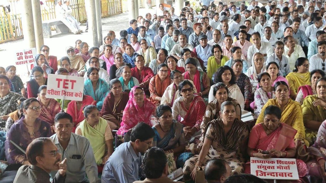 सरकार से मांगों पर निर्णय की अपील, शिक्षकों का धरना जारी
