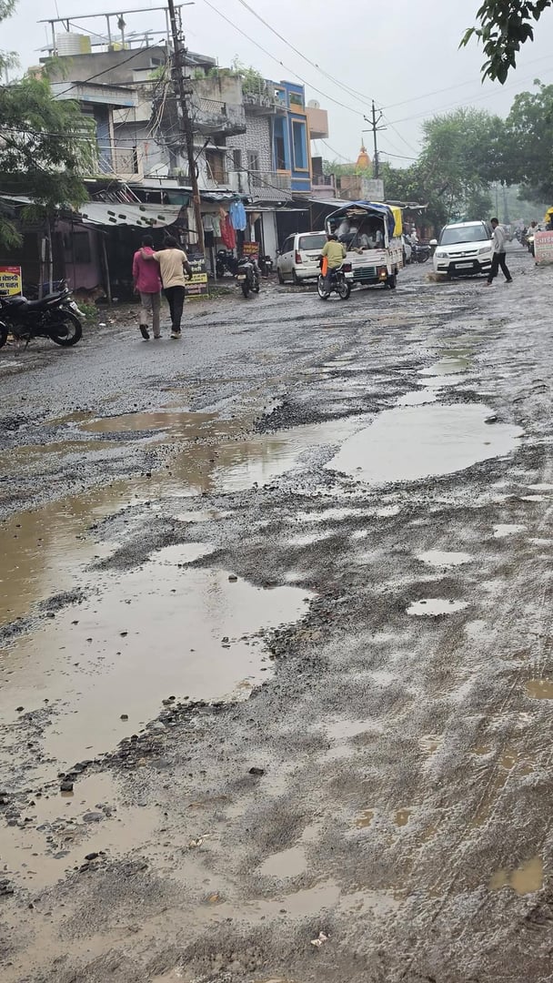 सीहोर-श्यामपुर मार्ग पर गड्ढों की समस्या से क्षेत्र की आबादी परेशान