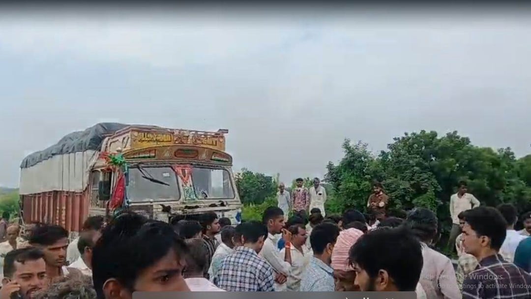 तेज रफ्तार ट्रक ने गायों को टक्कर मारकर ग्रामीणों को किया आक्रोशित