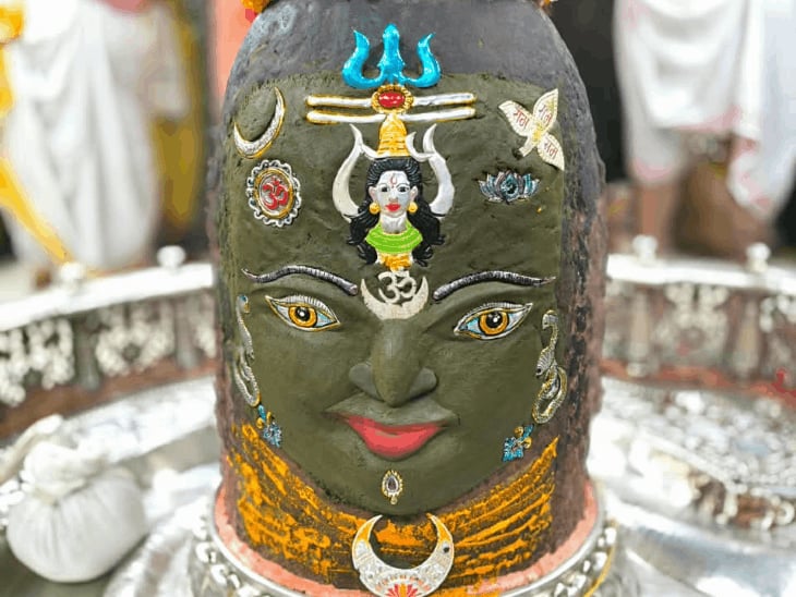 उज्जैन: महाकालेश्वर मंदिर में बाबा महाकाल का भांग से हुआ मनमोहक शृंगार, मस्तक पर मां गंगा विराजमान, बड़ी श्रद्धालु बने भस्म आरती के साक्षी