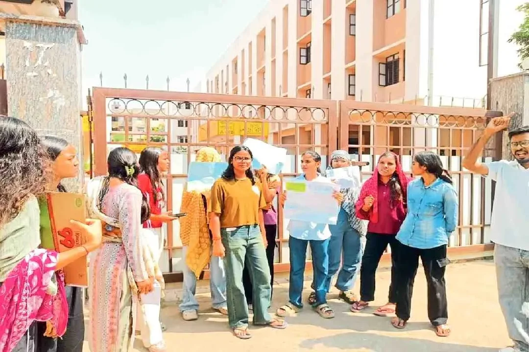 छात्रावासों में गंदे शौचालय और खराब खाने की शिकायतें, प्रशासन ने दिए जांच के निर्देश
