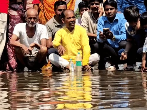 उज्जैन में सीवरेज की समस्या पर भाजपा पार्षद का अनोखा विरोध, पानी में बैठकर किया चक्काजाम