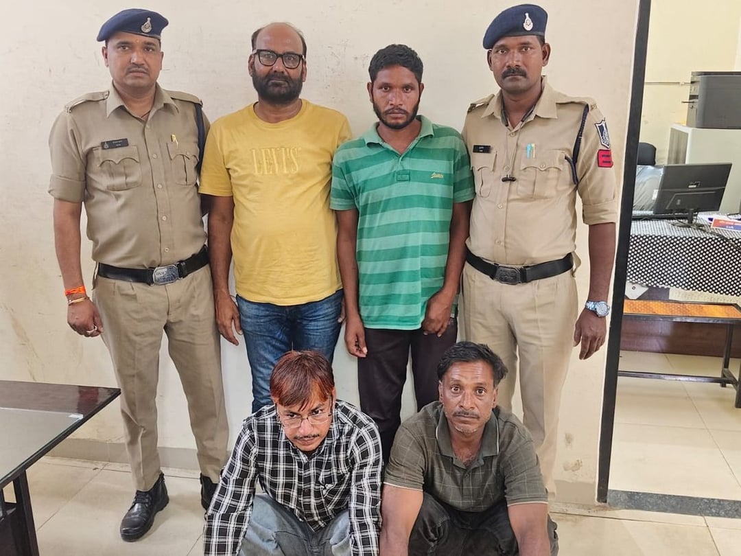 चलती वैन से कूदे दो आरोपी, पुलिस की गिरफ्त से बाहर, जांच जारी