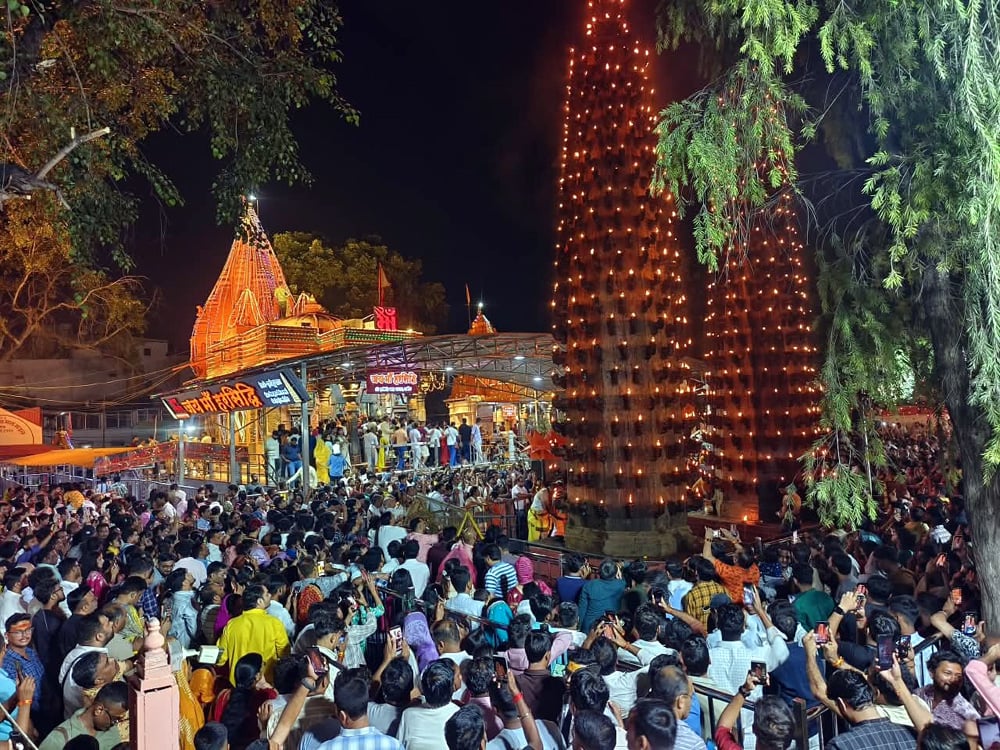 उज्जैन: हरसिद्धि मंदिर की प्राचीन दीपमालाएं नवरात्रि में रोशन, भक्तों का तांता