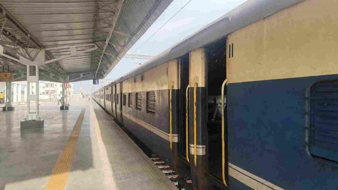 धार में नई रेल सुविधा को खतरा, पटरी पर सामान