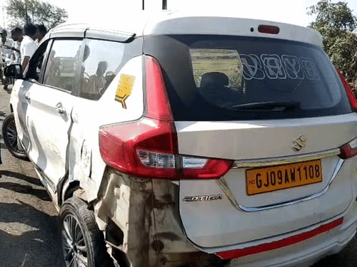लापरवाही से चलाई एंबुलेंस, हाईवे पर दो कारों को मारी जोरदार टक्कर