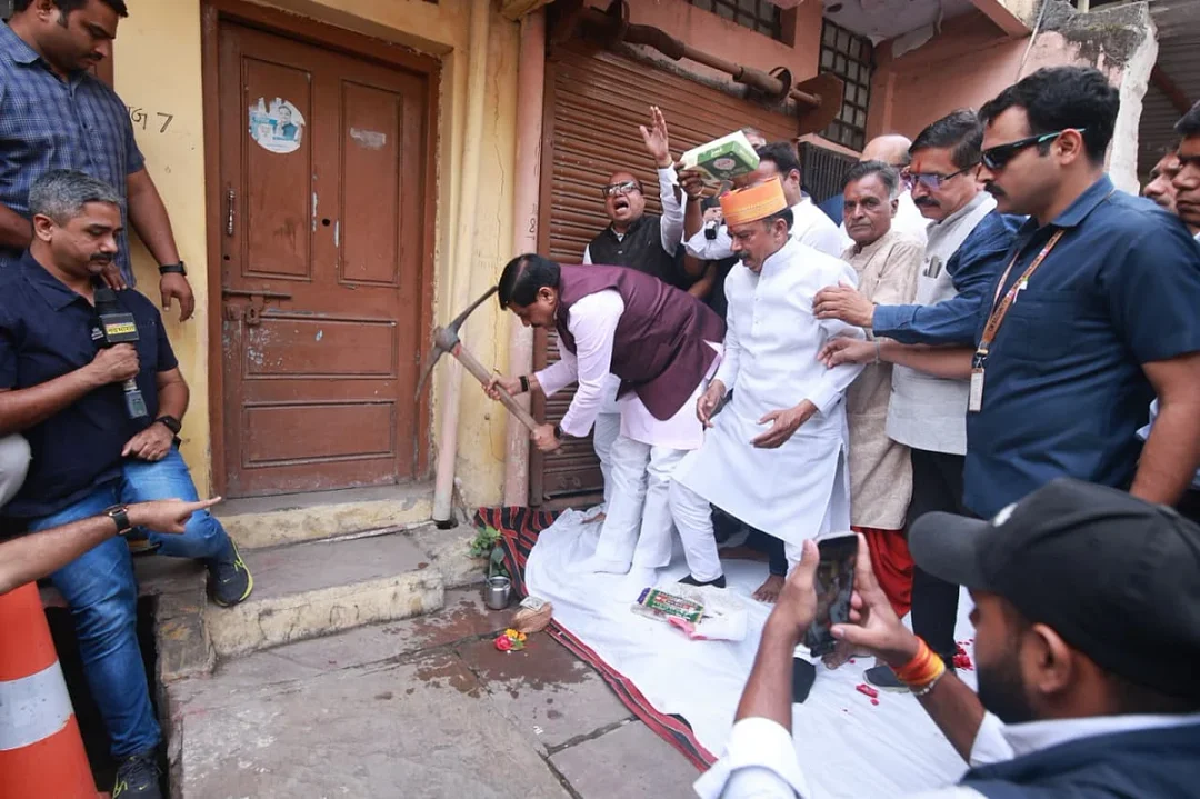 उज्जैन में गणेश चौक के पास सड़क चौड़ीकरण