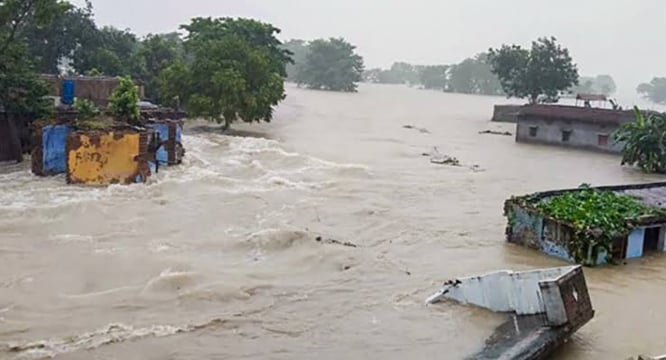 बीजापुर में बाढ़ से राजस्वकर्मियों को निकालने का प्रयास