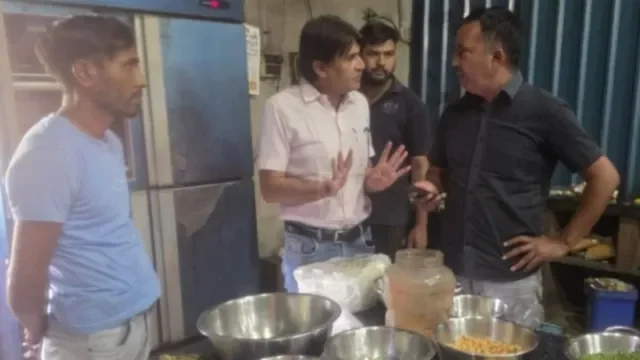 उज्जैन-देवास रोड के ढाबे पर दाल में मक्खी, बिना लाइसेंस संचालन पर खाद्य विभाग ने लगाया ताला