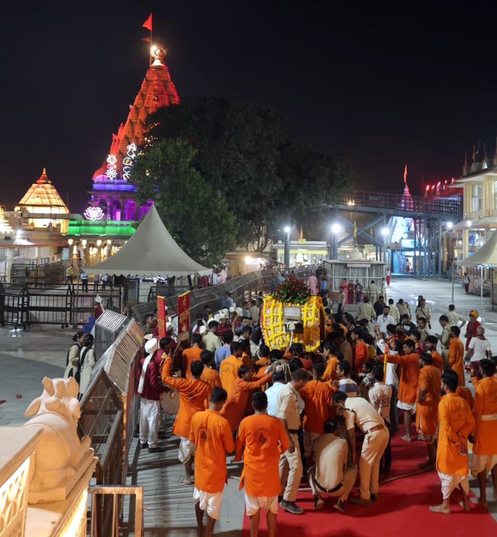 चांदी की पालकी में निकली माता उमा की सवारी
