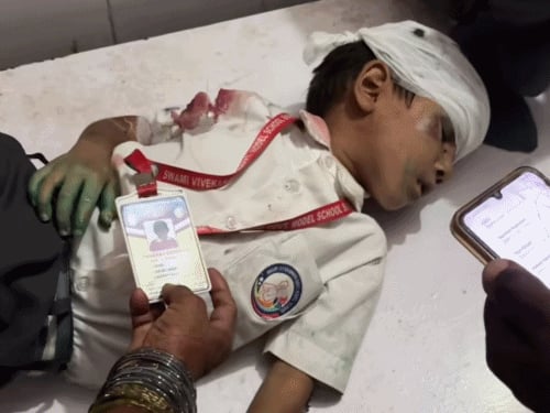 स्कूल वैन पलटी, 6 बच्चे सुरक्षित, 2 गंभीर घायल