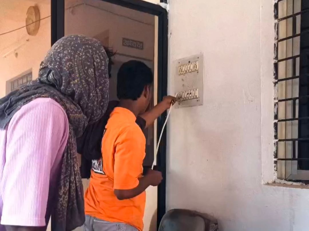पिप्ला नगर परिषद में सरकारी दफ्तर की बिजली से भवन तोड़ा, सीएमओ की अनुमति पर उठे सवाल