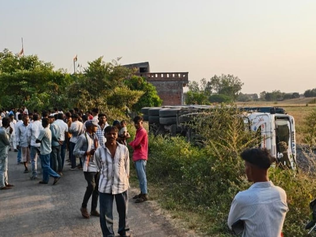 सातसेरा में डंपर पलटा, दो घायल