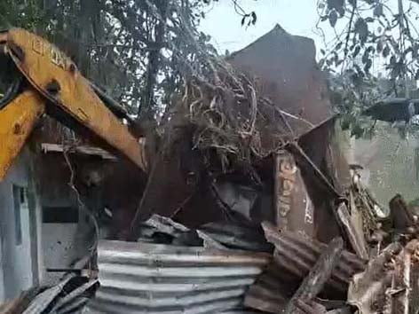 गोकलपुर वार्ड में खूनी संघर्ष के बाद मुख्य आरोपी के अवैध निर्माणों पर बुलडोजर चला