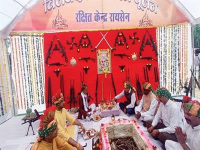 विजयादशमी पर रायसेन पुलिस लाइन में स्वास्थ्य राज्यमंत्री पटेल ने किया शस्त्र पूजन