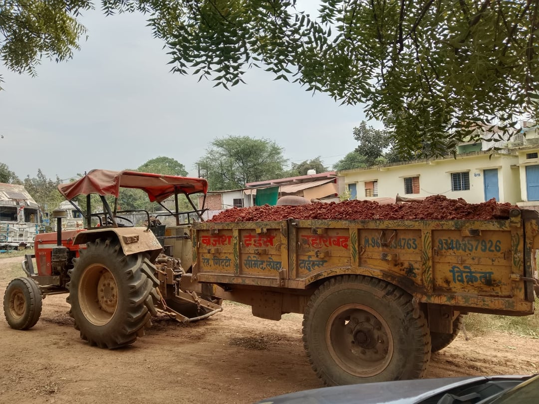 सरपंच पति के मुरूम भंडारण पर कार्रवाई