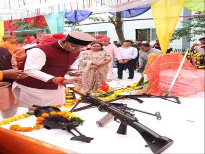 विजयादशमी पर भोपाल पुलिस लाइन में मंत्री विश्वास सारंग ने किया शस्त्र-पूजन